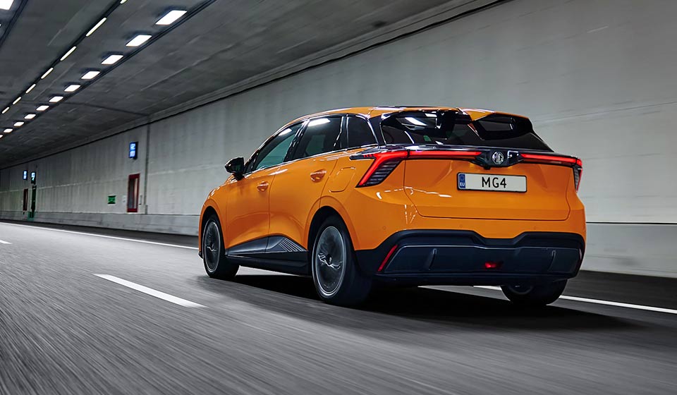 Coches eléctricos en España: ayudas, subvenciones y ahorro real frente a un gasolina